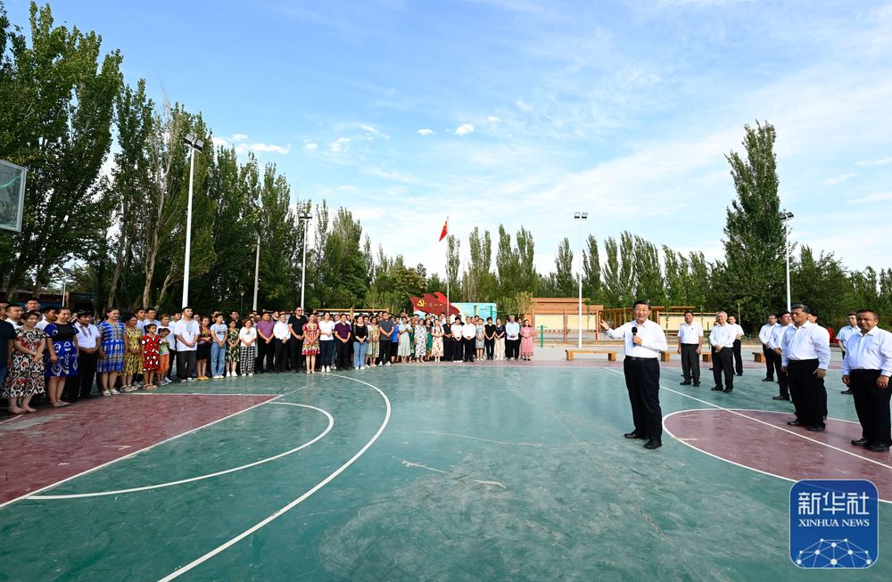 7月12日至15日，中共中央总书记、国家主席、中央军委主席习近平在新疆考察。这是14日，习近平在吐鲁番市高昌区亚尔镇新城片区新城西门村村广场，同村民们亲切交流。新华社记者 李学仁 摄