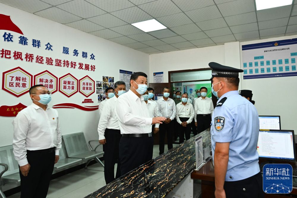 7月12日至15日，中共中央总书记、国家主席、中央军委主席习近平在新疆考察。这是14日，习近平在吐鲁番市高昌区亚尔镇新城片区新城西门村党群服务中心警务室考察。新华社记者 燕雁 摄