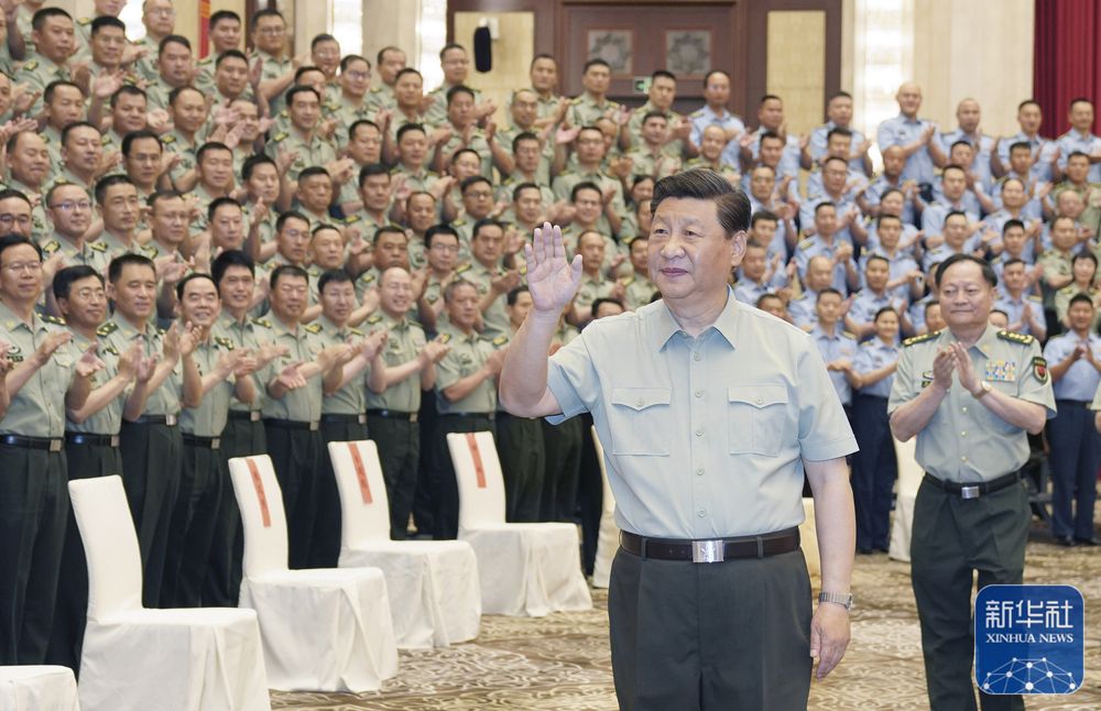 7月12日至15日，中共中央总书记、国家主席、中央军委主席习近平在新疆考察。这是15日上午，习近平在乌鲁木齐亲切接见驻新疆部队官兵代表，向驻新疆部队全体指战员致以诚挚的问候，对驻新疆部队作出的突出贡献给予充分肯定。新华社记者 李刚 摄