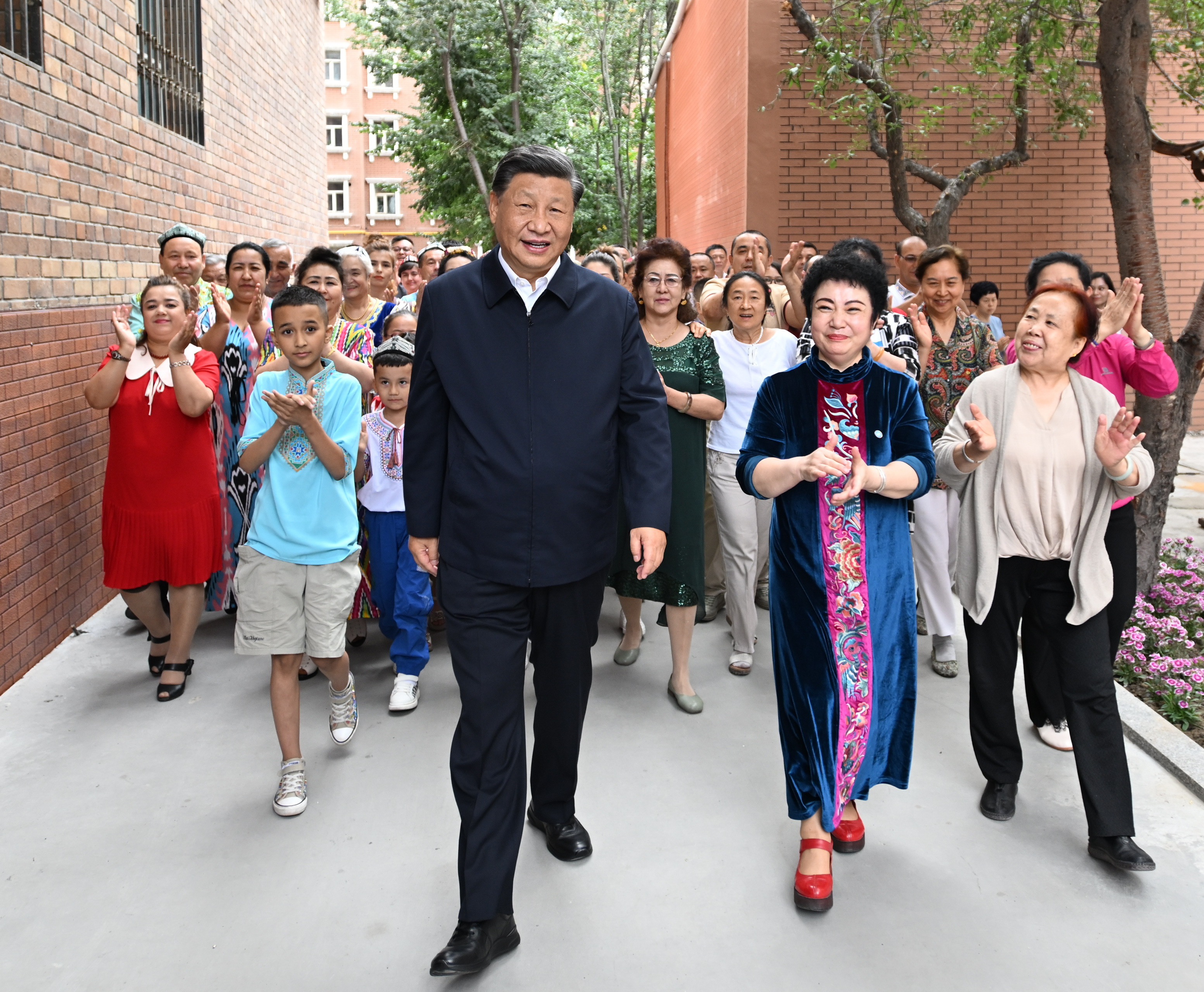 7月13日上午，习近平总书记来到新疆乌鲁木齐市天山区固原巷社区。在维吾尔族居民阿布来提·吐尔逊家中，总书记仔细察看客厅、卧室、厨房等，同一家人围坐在一起拉家常。