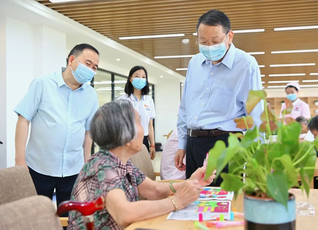 市人大常委会党组书记、主任文树勋与老人亲切交谈。