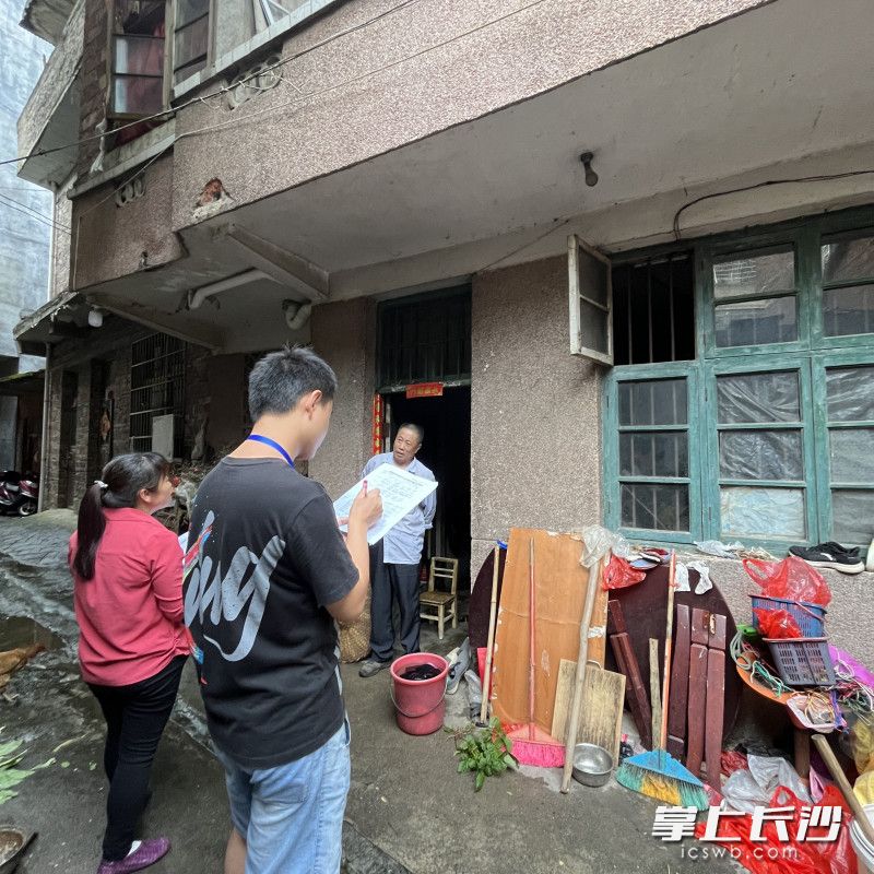 实践团成员对经营性房屋的安全隐患进行排查。均为通讯员供图