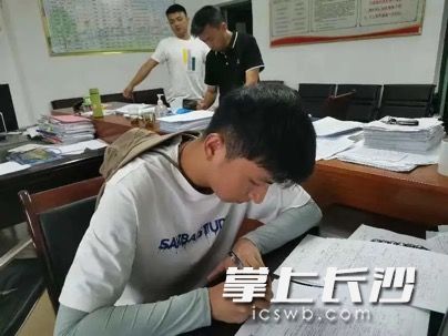 实践团成员核对房屋信息。