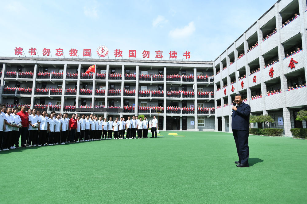 ↑2021年9月14日，习近平在陕西省榆林市绥德实验中学考察时，同师生亲切交流。