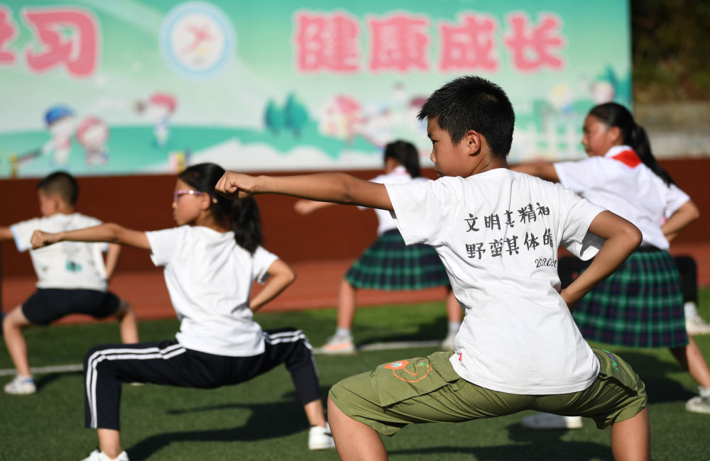 ↑在陕西省安康市平利县老县镇中心小学的操场上，学生们在课后参加武术社团活动（2020年9月7日摄）