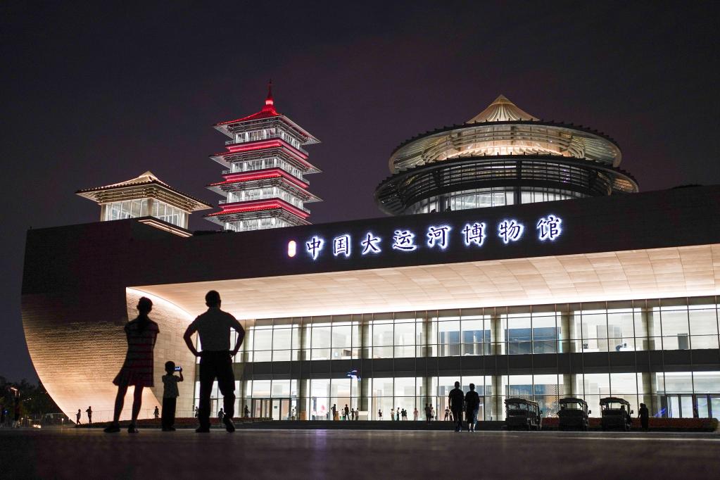 市民在扬州中国大运河博物馆外参观（2021年6月15日摄）。新华社记者 李博 摄
