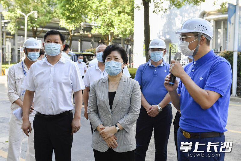 7月22日上午,省委常委、市委书记吴桂英在湖南湘江关西涂料有限公司星沙工厂生产基地检查督导安全生产工作。均为长沙晚报全媒体记者 余劭劼 摄 7月22日上午,省委常委、市委书记吴桂英在湖南湘江关西涂料有限公司星沙工厂生产基地检查督导安全生产工作。均为长沙晚报全媒体记者 余劭劼 摄