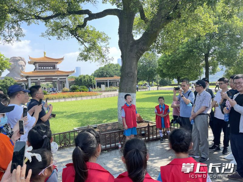 培训后上岗试讲，毫不怯场。