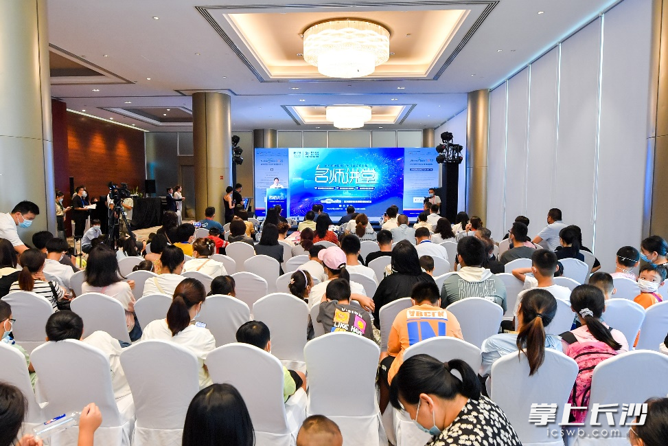 在国内率先成立的“爱尔眼科儿童青少年近视防控博士宣讲团”正式对外发布。