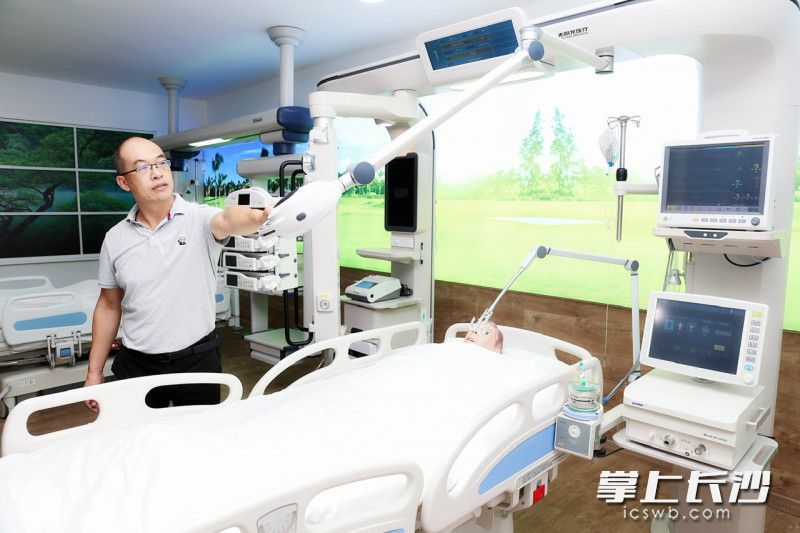 第三代“立式医护工作站”足以颠覆不少人对传统医院病房的刻板印象。长沙晚报全媒体记者 颜开云 摄