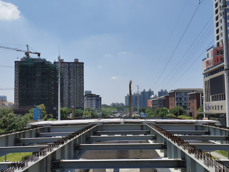 万家丽路快改北延线主线桥采用国内最先进的钢板组合梁新型结构，将实现桥梁结构全生命周期最优化。