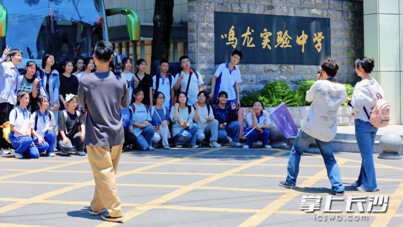 长郡校门的校名，已被临时替换为“鸣龙实验中学”。长郡中学供图 范林霞 摄