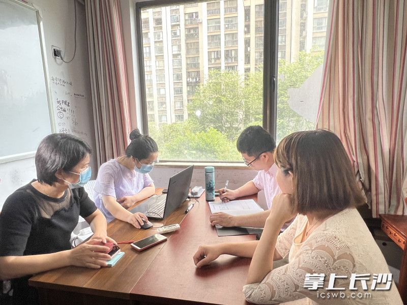 督查人员约谈机构负责人。