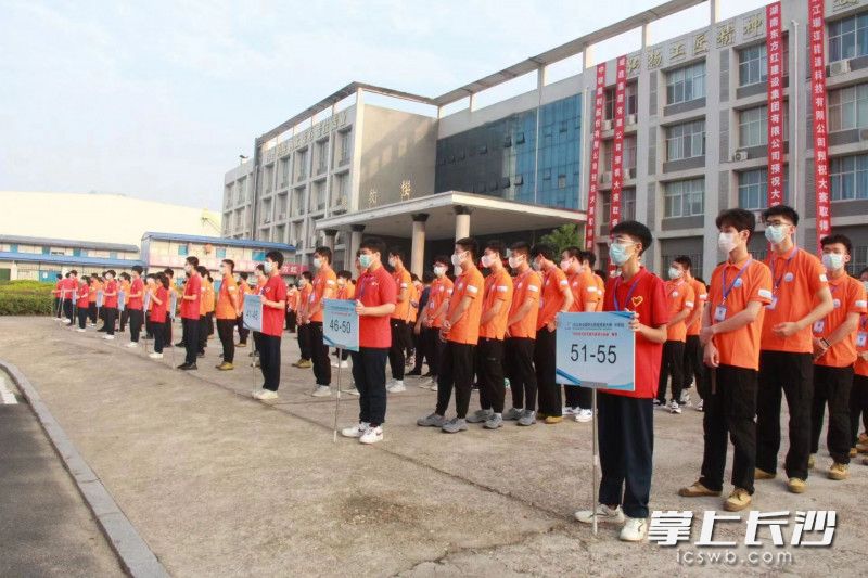 今日上午，各代表队选手排队进入考场。学校供图
