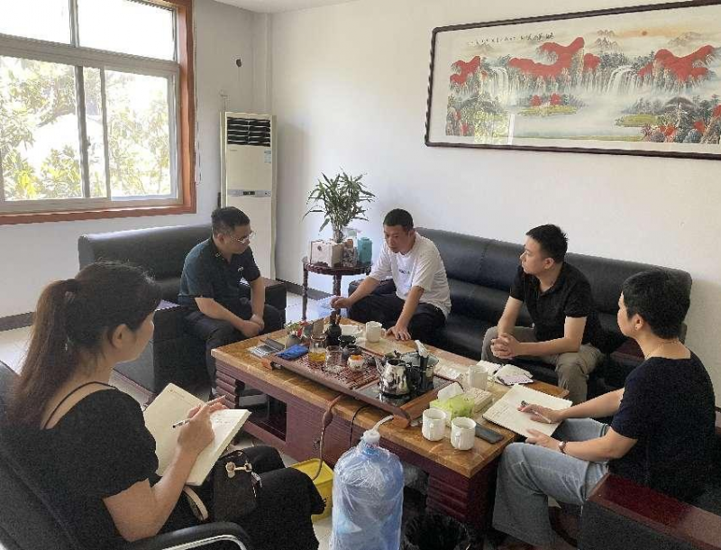 来自湖南省知识产权交易中心的相关专家在汇克涂料公司调研、指导专利培育工作。长沙晚报通讯员 刘霞 供图