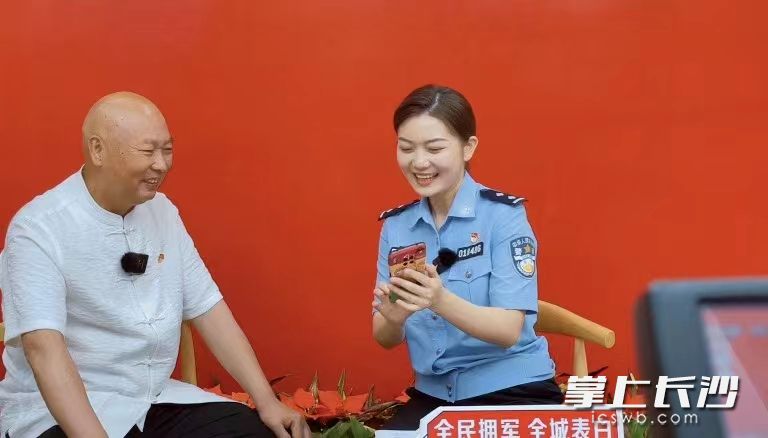 朱朱警官在直播，致敬军人。受访者供图