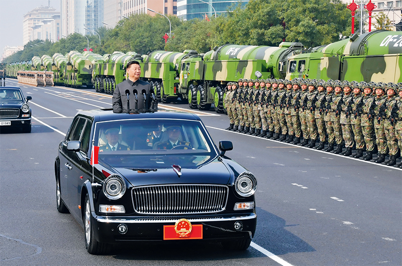 2019年10月1日，庆祝中华人民共和国成立70周年大会在北京天安门广场隆重举行。这是中共中央总书记、国家主席、中央军委主席习近平检阅受阅部队。 新华社记者 李涛/摄