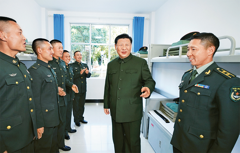 2020年1月19日、20日，中华民族传统节日春节来临之际，中共中央总书记、国家主席、中央军委主席习近平视察驻云南部队，深入边防一线，看望慰问官兵，代表党中央和中央军委，向全体人民解放军指战员、武警部队官兵、民兵预备役人员致以诚挚问候和新春祝福。这是1月19日，习近平在某边防营同官兵亲切交谈。 新华社记者 李刚/摄