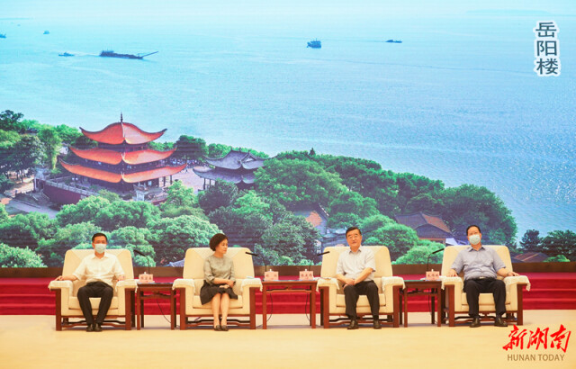 1日下午，张庆伟、毛伟明在长沙会见铁凝、张宏森一行。