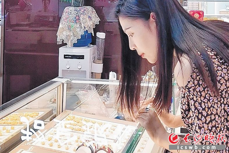趁着七夕的优惠，不少市民前来选购金饰。