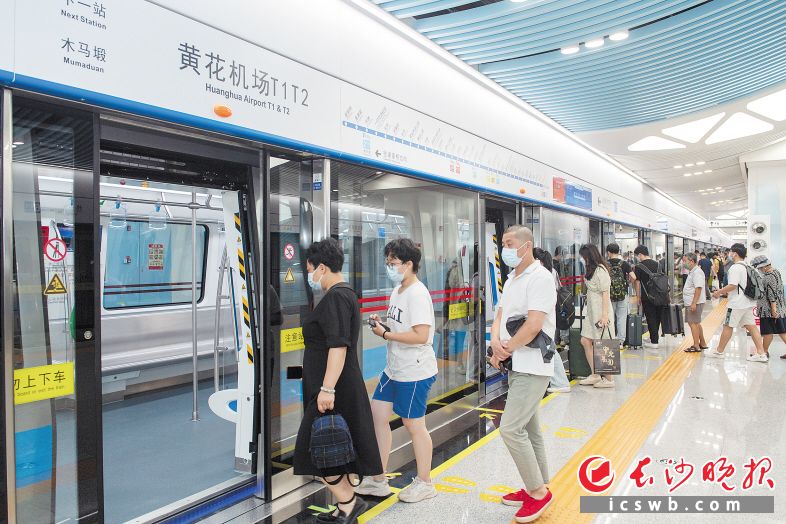 6月28日，长沙地铁6号线开通运营。均为长沙晚报全媒体记者 邹麟 摄