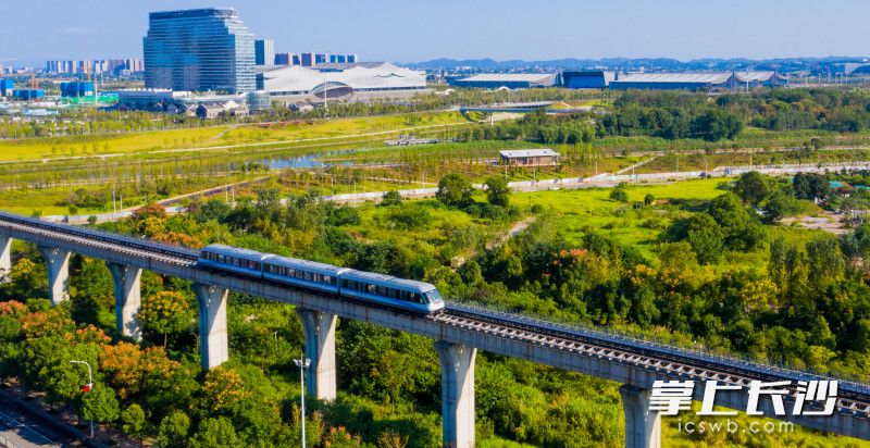 长沙开通全国首条中低速磁悬浮，形成空铁联运体系。长沙晚报全媒体记者 邹麟 摄
