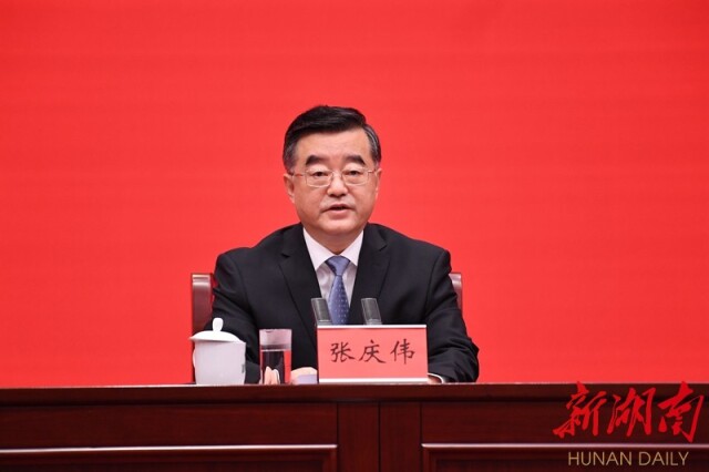 8月5日上午，张庆伟作主题发布并回答记者提问。湖南日报全媒体记者 唐俊 摄