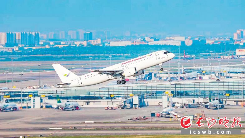 2022年5月14日，中国商飞公司即将交付首家用户的首架C919大飞机首次飞行试验圆满完成。新华社发