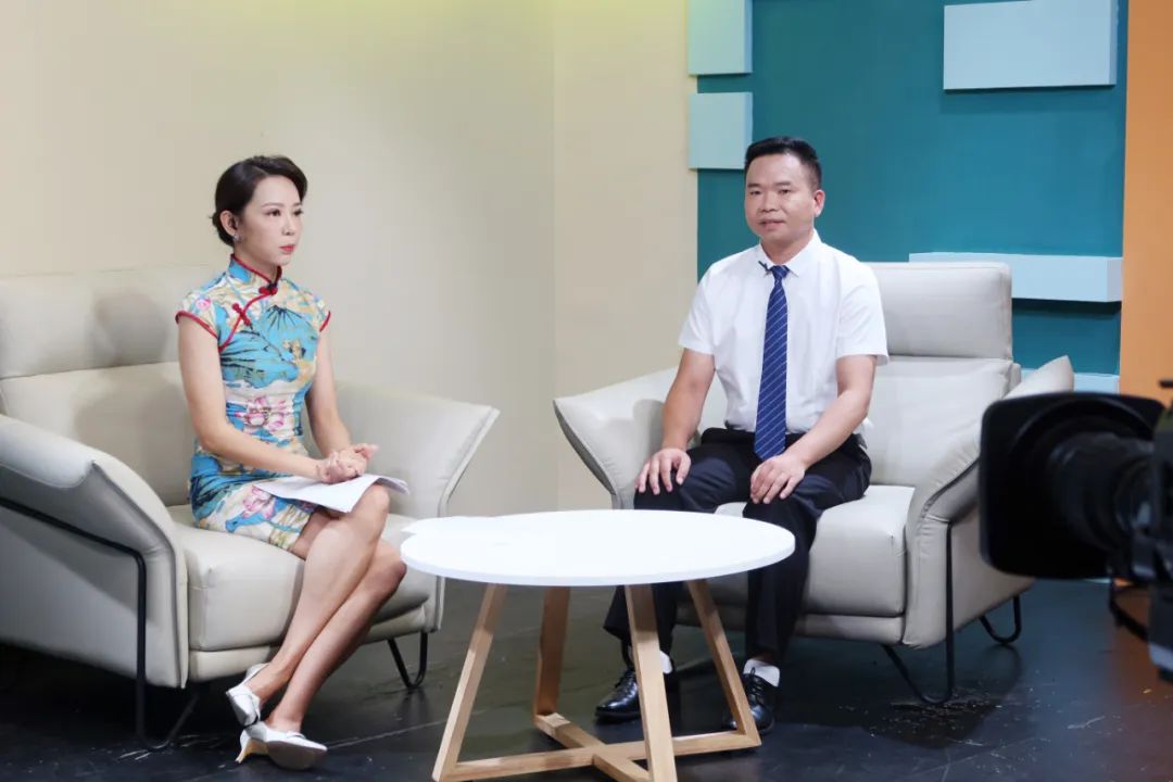 张志明（右）参加电视节目，与观众分享健康知识。医院 供图