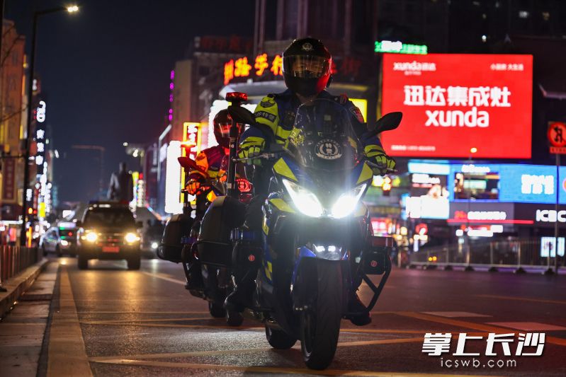 特警铁骑在繁华路段巡逻。 长沙市公安局供图
