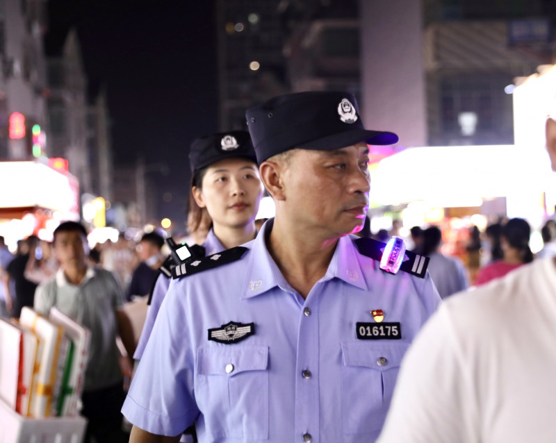 民警在四方商贸城夜市巡逻。 长沙晚报全媒体记者 聂映荣 摄