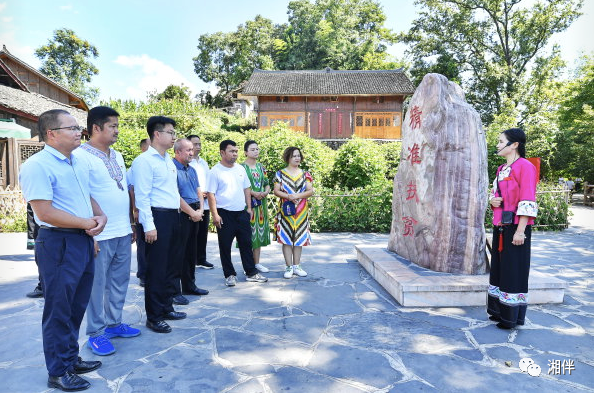 8月8日，花垣县十八洞村，吐鲁番市高昌区新城西门村的村民们在参观考察。湖南日报全媒体记者 童迪 摄