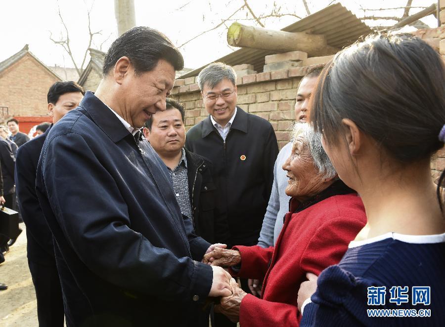 2014年3月17日，习近平在东坝头乡张庄村看望85岁老人张景枝。新华社记者李学仁摄