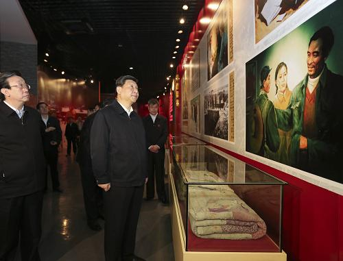 2014年3月17日至18日，习近平在河南省兰考县调研指导党的群众路线教育实践活动。这是3月17日，习近平参观焦裕禄同志纪念馆。新华社记者 丁林 摄