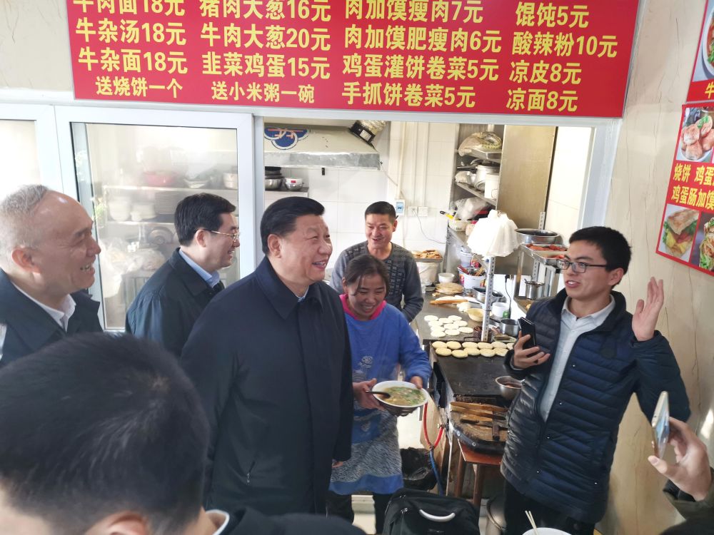 ↑2019年2月1日，农历腊月二十七，习近平走进位于北京前门石头胡同的小吃店，看望仍在工作的劳动者，了解他们工作和生活情况。