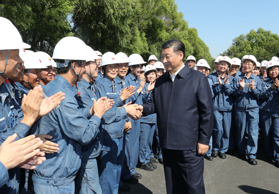 2018年9月25日至28日，中共中央总书记、国家主席、中央军委主席习近平在东北三省考察，主持召开深入推进东北振兴座谈会。这是27日上午，习近平在辽宁中国石油辽阳石化公司同工人亲切握手。 新华社记者 鞠鹏 摄