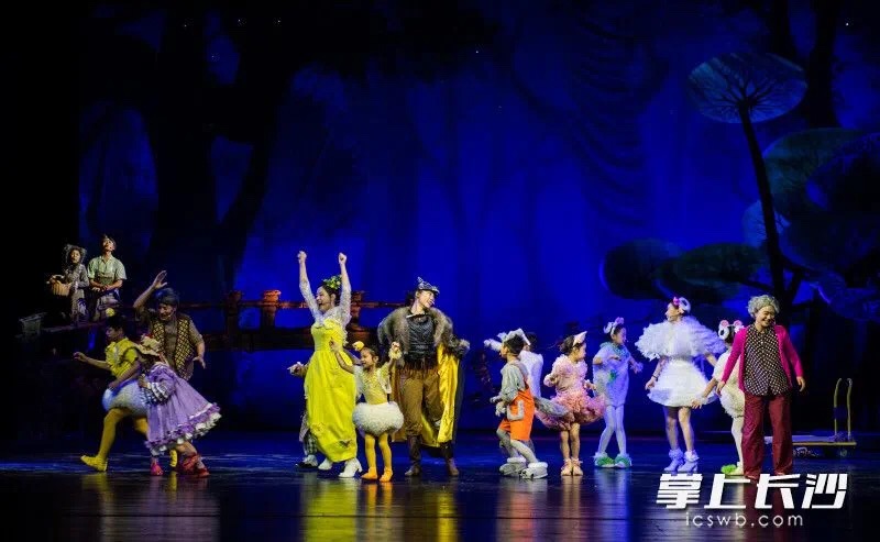 湖南省演艺集团、开福区城投联合创排儿童剧《笨狼的故事》，受到省会家长孩子的欢迎。  长沙晚报全媒体记者 邹麟 摄
