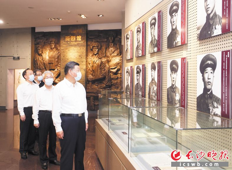 8月16日至17日，中共中央总书记、国家主席、中央军委主席习近平在辽宁考察。这是16日下午，习近平在锦州市考察辽沈战役纪念馆。新华社记者 鞠鹏 摄
