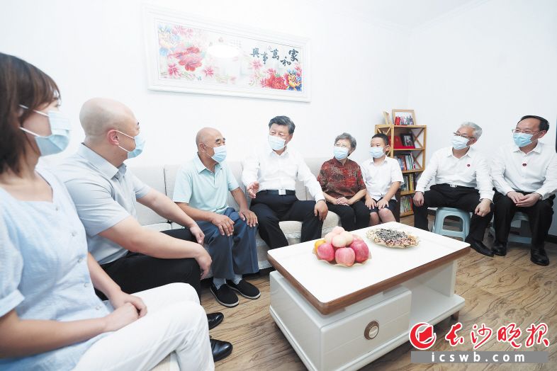 8月16日至17日，中共中央总书记、国家主席、中央军委主席习近平在辽宁考察。这是17日下午，习近平在沈阳市皇姑区三台子街道牡丹社区，同居民李水一家拉