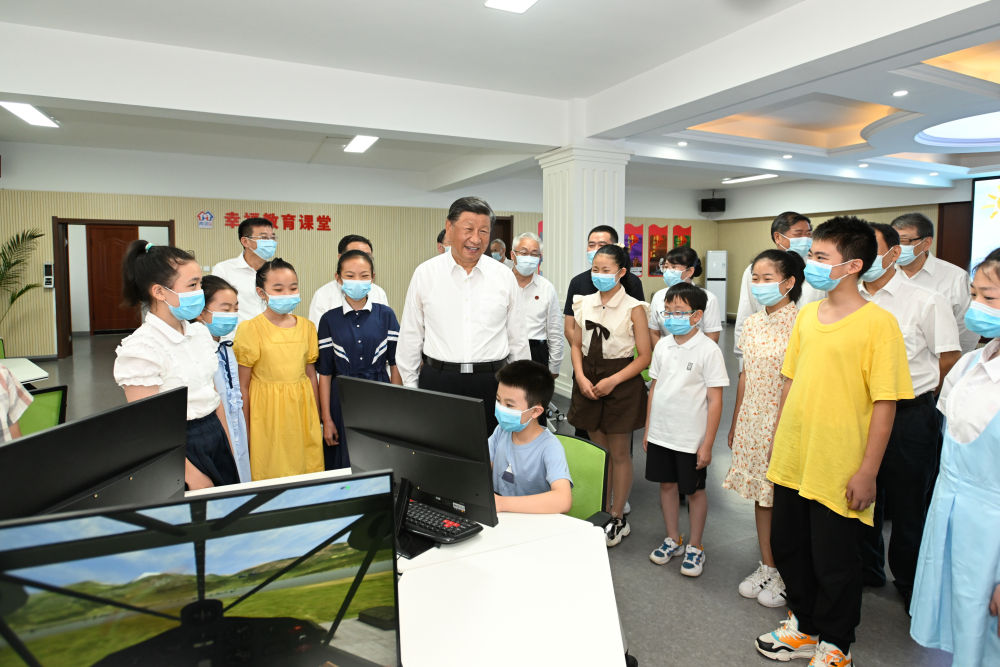 ↑这是习近平在沈阳市皇姑区三台子街道牡丹社区群众活动中心，同幸福教育课堂的孩子们亲切交流。