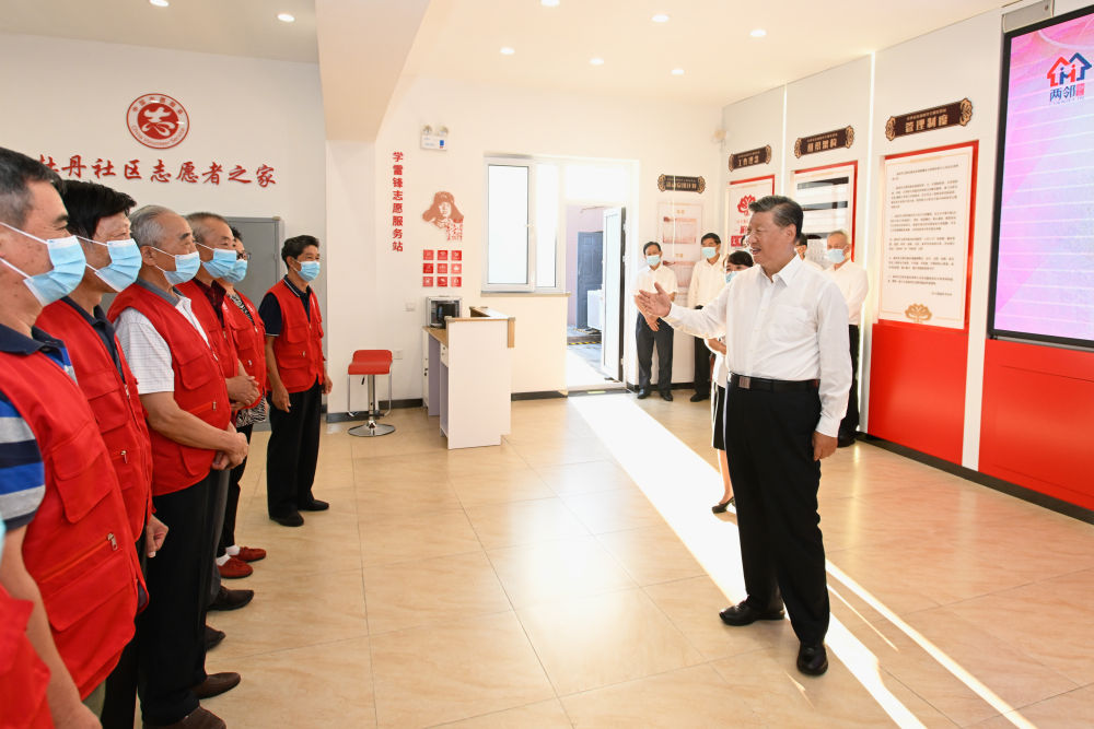 ↑这是习近平在沈阳市皇姑区三台子街道牡丹社区养老服务中心，向老年志愿者了解社区开展为民服务情况。