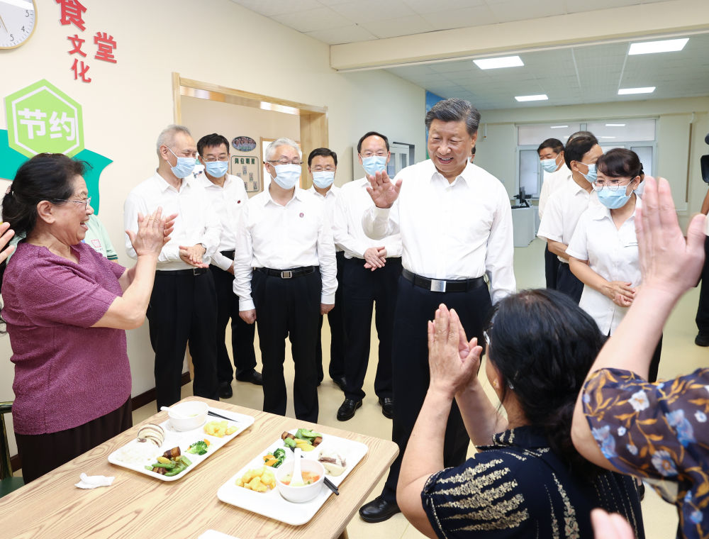 ↑这是习近平在沈阳市皇姑区三台子街道牡丹社区老年餐厅，同正在用餐的老人们亲切交流。