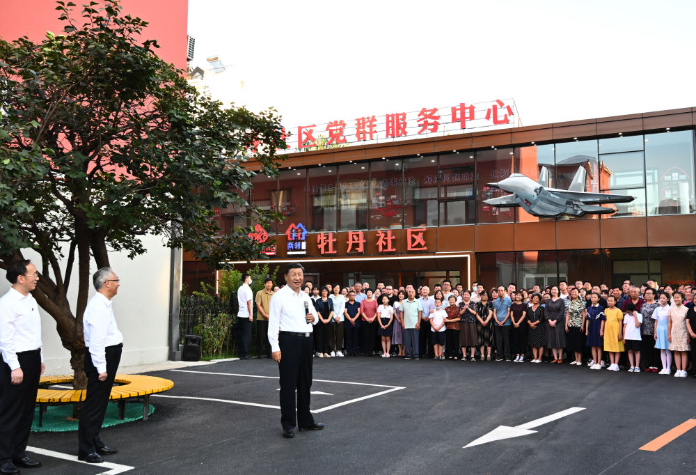 ↑这是习近平在沈阳市皇姑区三台子街道牡丹社区考察时，同社区居民群众亲切交流。