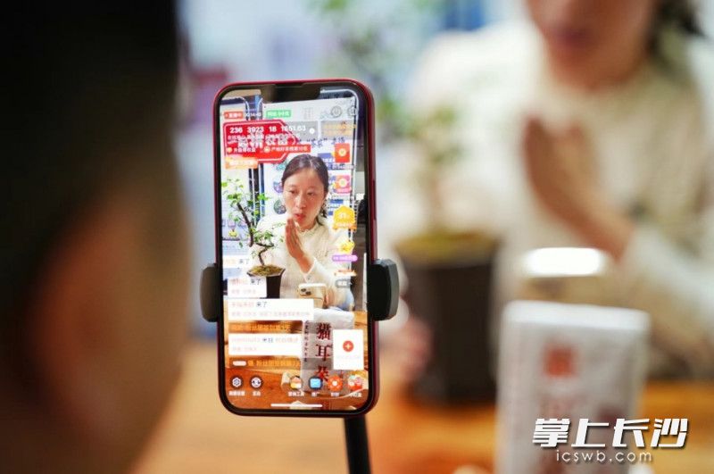 ▲ 参加“超级农货节”后,李玉萍正在用心直播。闵杉|摄 ▲ 参加“超级农货节”后,李玉萍正在用心直播。闵杉|摄