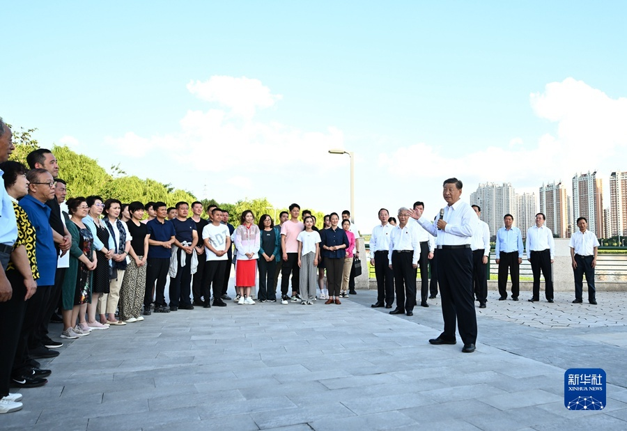2022年8月16日至17日，习近平在辽宁考察。这是16日下午，习近平在锦州市东湖森林公园察看小凌河沿岸生态环境时，同正在休闲、进行文化活动的群众亲切交流。新华社记者 燕雁 摄