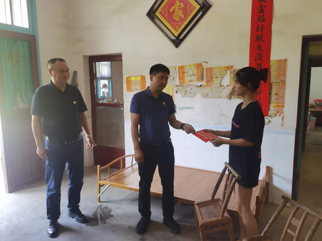 高坪镇政协工作组走访慰问学生