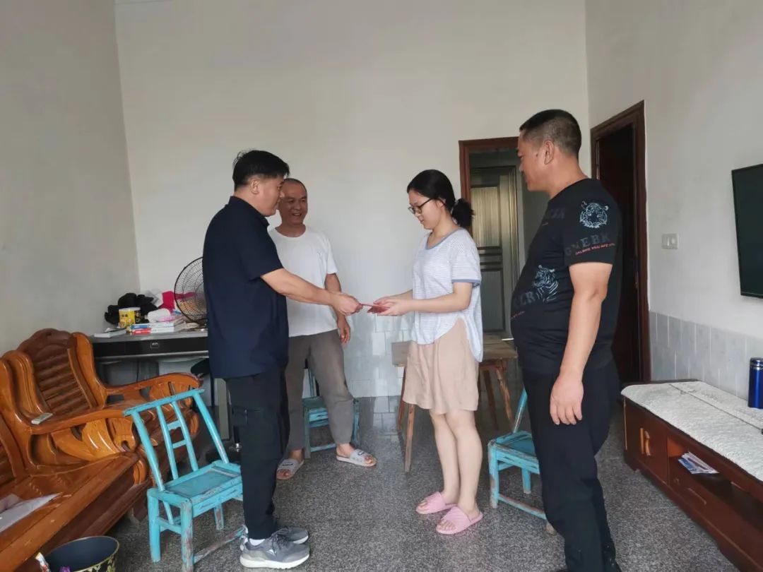 关口街道政协工作组走访慰问学生