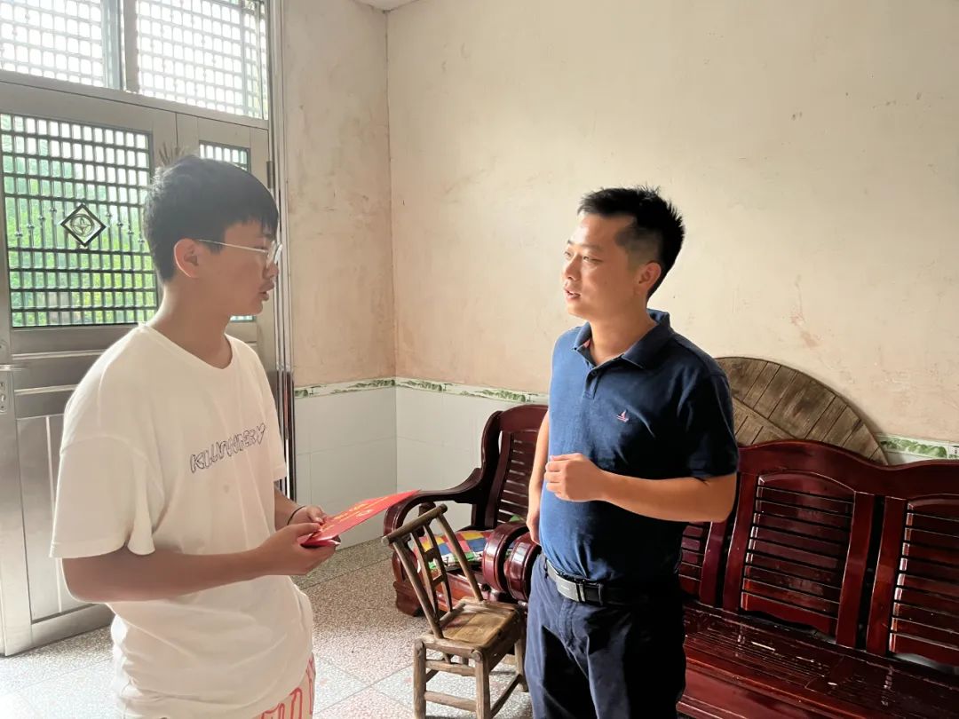 普迹镇政协工作组走访慰问学生