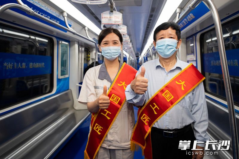 艾爱国（右）、易冉两位大国工匠，10名市百优工匠及10名市轨道工匠参加活动并乘坐首发专列。