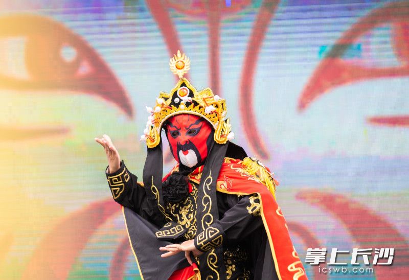 “变脸”大师在表演变脸。